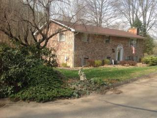 30 Mustang Acres, Parkersburg, WV 26104-8039
