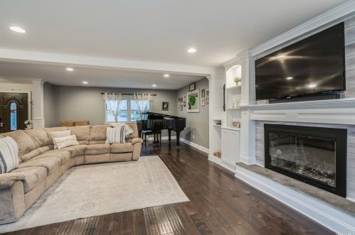 8 Valiant Ct, Mount Sinai NY  11766-2915 exterior