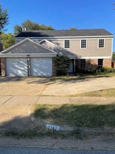 1951 Pin Oak Dr, Lewisville, TX 75028-1291