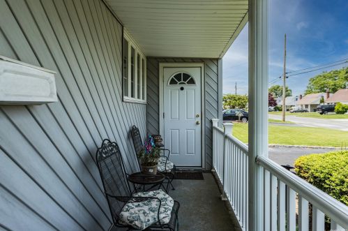 92 Kime Ave, Babylon, NY 11703-3315
