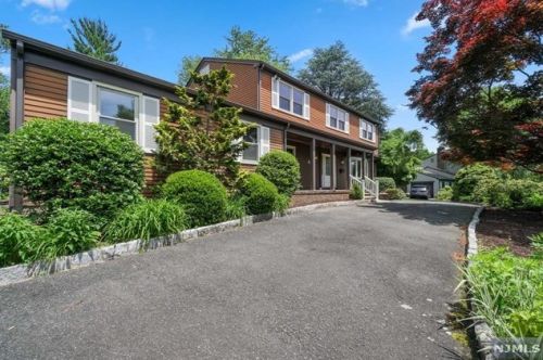 830 Hennigar Pl, Oradell, NJ 07649-1921