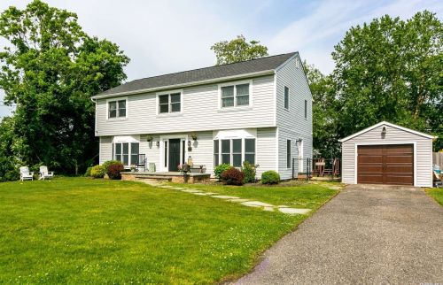 3 Surf Ave, Islip Manor, NY 11751-4200