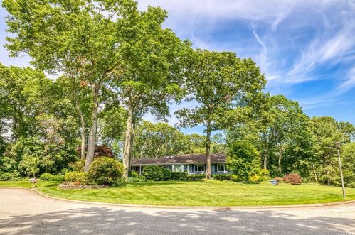 2 Yardley Dr, Huntington Station, NY 11746-6038