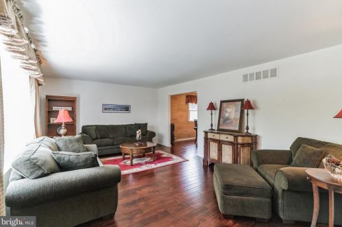 907 Quincy Dr, Yardley PA  19067-2902 exterior