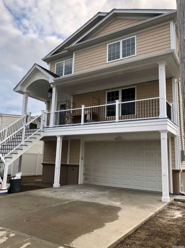 947 Pacific St, North Lindenhurst, NY 11757-6229