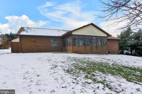 2006 Parkview Dr, Red Lion, PA 17356-9615