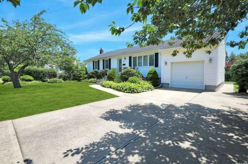 60 Berry St, North Lindenhurst, NY 11757-1215
