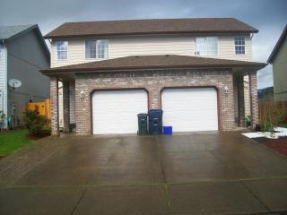 742 Cloverleaf Loop, Springfield OR  97477-1107 exterior