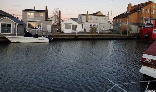 677 9th St, North Lindenhurst, NY 11757-5543