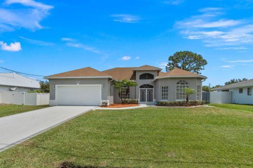 1711 Fairfield St, Fort Pierce, FL 34983-4667