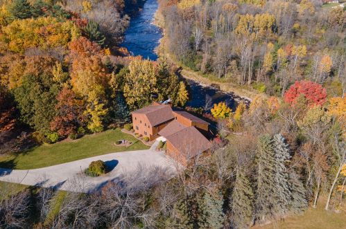 1433 Whitewater Dr, Manitowoc WI  54220-9433 exterior