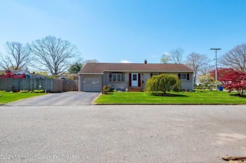 18 Stratford Dr, Bricktown, NJ 08724-3853
