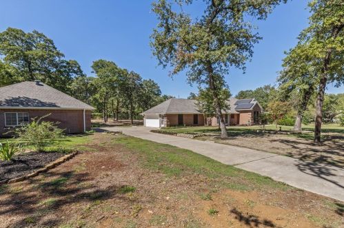 1016 Oak Tree Dr, Fort Worth, TX 76140-9725