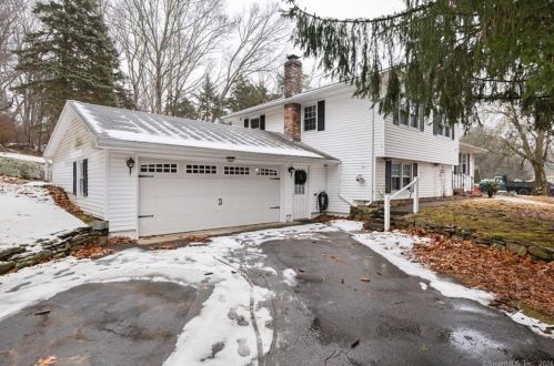 16 Chapman Ln, Gales Ferry, CT 06335-1203