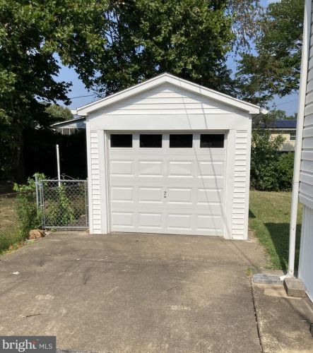 27 Holden Dr, New Castle, DE 19720-4031