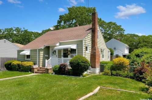 418 Asharoken Blvd, Bayshore, NY 11706-6308