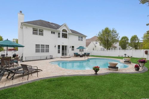 3 Marigold Ct, Holtsville, NY 11742-2531