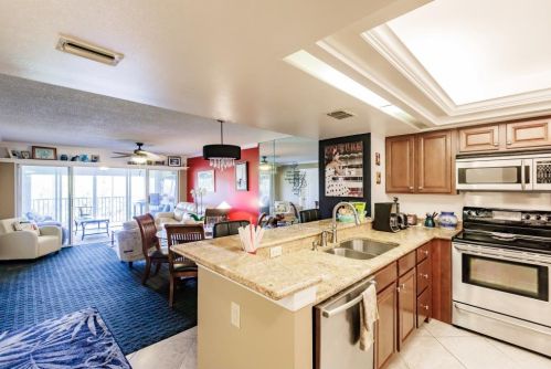 100 Stevens Landing Dr, Marco Island, FL 34145-6911