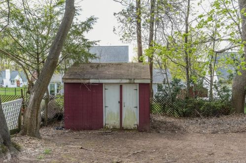 415 Ridge Rd, Middletown CT  06457-5230 exterior