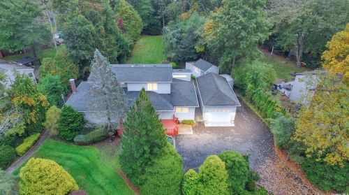 12 Beverly Ct, Moriches, NY 11955-1902