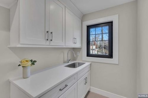 39 Pinehill Dr, Upper Saddle River NJ  07458-1927 exterior