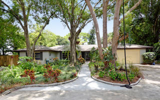 2961 Captiva Dr, Sarasota, FL 34231-6915