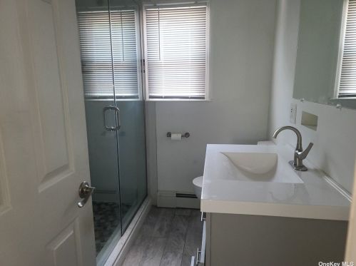 4 Iram Pl, Bethpage NY  11714-2832 exterior