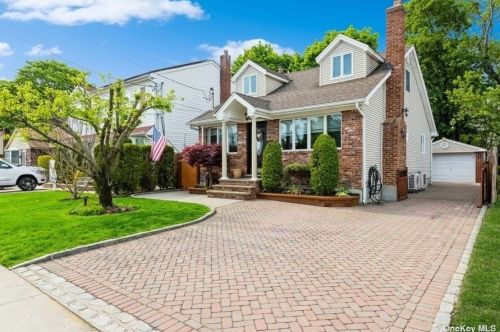 2493 7th Ave, Hempstead, NY 11554-3325