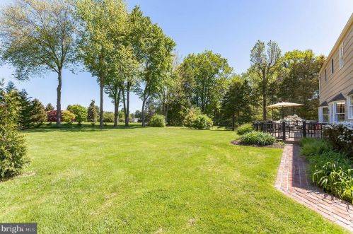 18 Robin Rd, Southampton, PA 18966-1925
