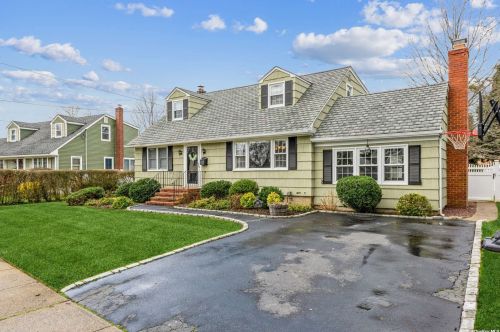 3867 Lincoln St, Seaford, NY 11783-2100