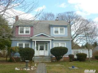 16 Barberry Ct, Amityville, NY 11701-3204