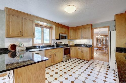 74 Buckingham Dr, Glastonbury CT  06033-2733 exterior