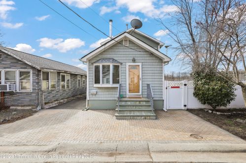 4 Krueger Pl, Middletown NJ  07748-5729 exterior