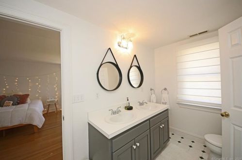 26 Oak Knoll Rd, Ridgefield CT  06877-4334 exterior