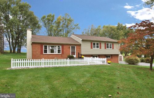 115 School Ln, Downingtown, PA 19335-1028