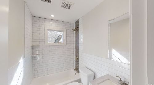 2386 Lindy Rd, Westbury NY  11590-6107 exterior