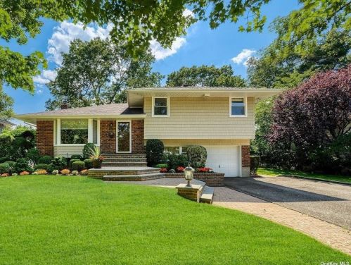 29 Magnolia Ln, Muttontown, NY 11753-2228