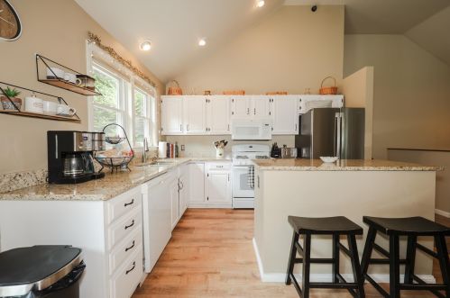 100 Mount Delight Rd, Deerfield NH  03037-1318 exterior