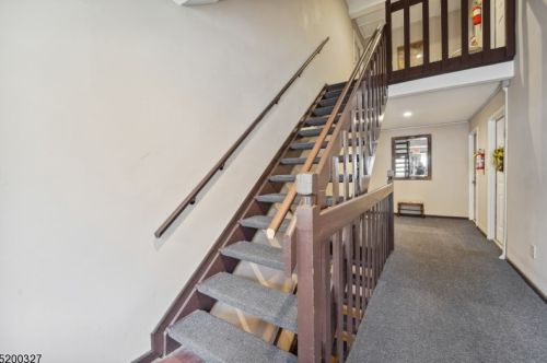 15 Foxwood Dr, Greystone Park, NJ 07950-2638