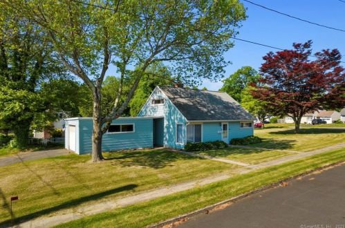2 Wepawaug Dr, Milford, CT 06461-1915