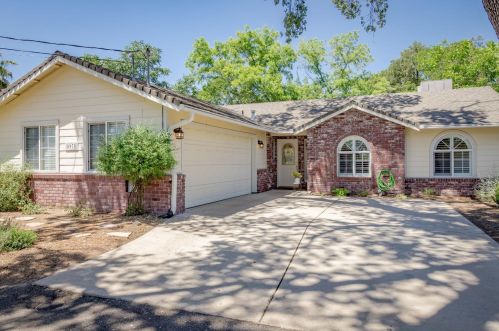 5975 Oak St, Loomis, CA 95650-8922