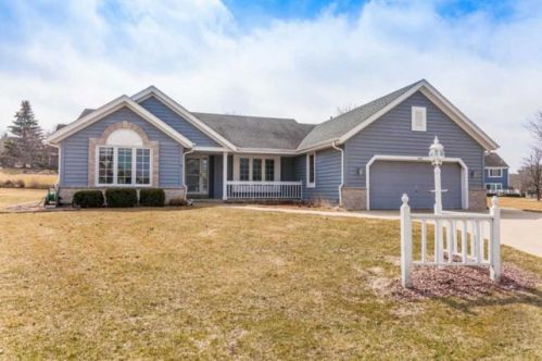 1607 Legend Cir, Waukesha WI  53189-8099 exterior