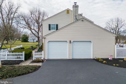 1209 Knollbrook Dr, Lansdale PA 19446-5117 exterior