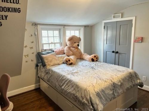 31 Oak Ridge Ln, Hartford CT  06107-3506 exterior