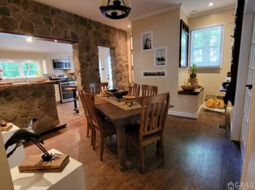 2 Metuchen Ave, Woodbridge NJ  07095-1923 exterior