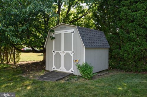 6529 Baywood Dr, Harrisburg PA 17111-6894 exterior