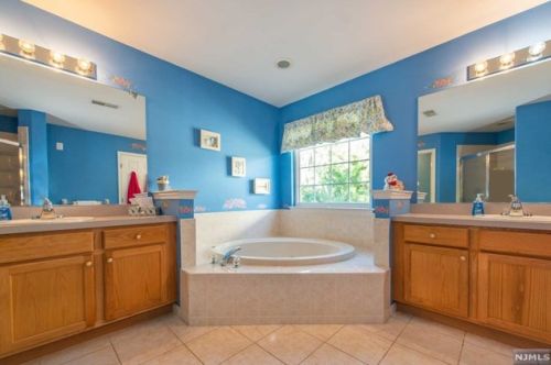 11 Rolling Vw Dr, West Paterson NJ  07424-2639 exterior