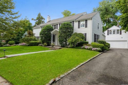 11 North Dr, Great Neck, NY 11021-1315