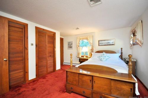 6 Spring Glen Dr, Granby CT 06035-2624 exterior