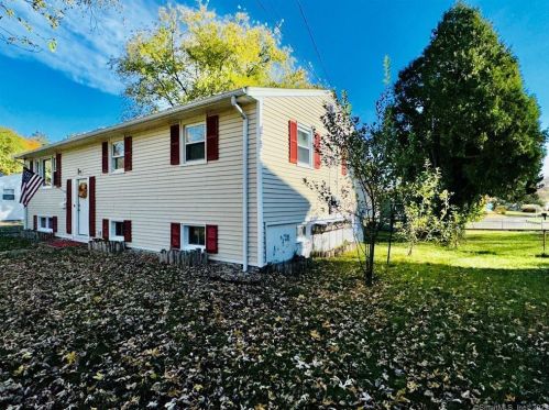 8 Sandy Hollow Dr, Waterford, CT 06385-2016